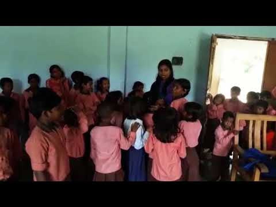 गोण्डाः शिक्षिका के ट्रॉन्सफर होने पर बिफरें प्राथमिक स्कूल के छात्र-छात्राएं, लिपट कर खूब रोएं
