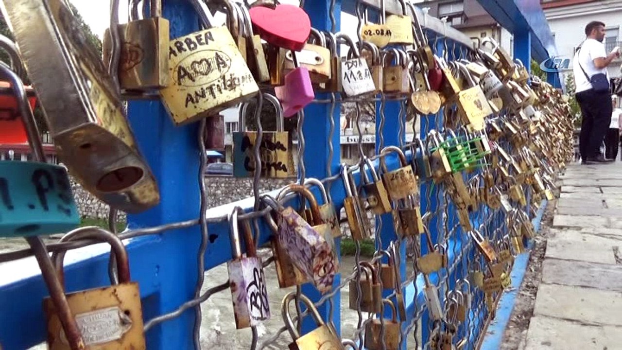 PRİZEN-ÖZEL-HD) - Avrupa’nın göbeğinde asma kilit çılgınlığı- Asma kilidini yanına alan genç aşıklar Avrupa’nın bu şehrine koşuyor- Kosova’nın Prizren  şehrindeki bir köprüye aşklarını asma kilit ile kilitleyen genç çiftler bir daha ayrılamama...