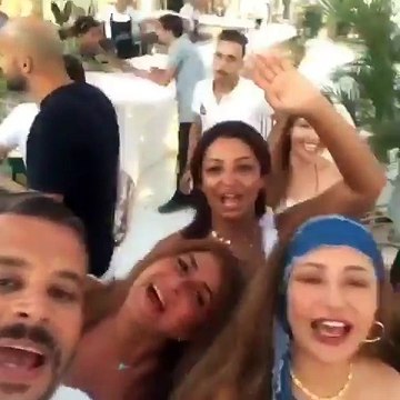 ليلى علوي تشعل الأجواء برقصها على أغنية 3 دقات