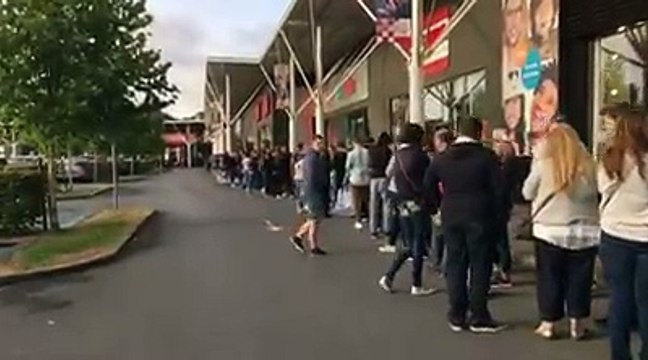 La file à 8h pour le déstockage de la Grande Recrée à Auvelais