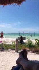 Il se fait surprendre par sa femme en train de mater à la plage.