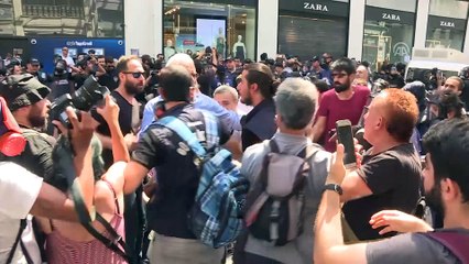 Taksim'de izinsiz gösteriye polis müdahalesi (2) - İSTANBUL