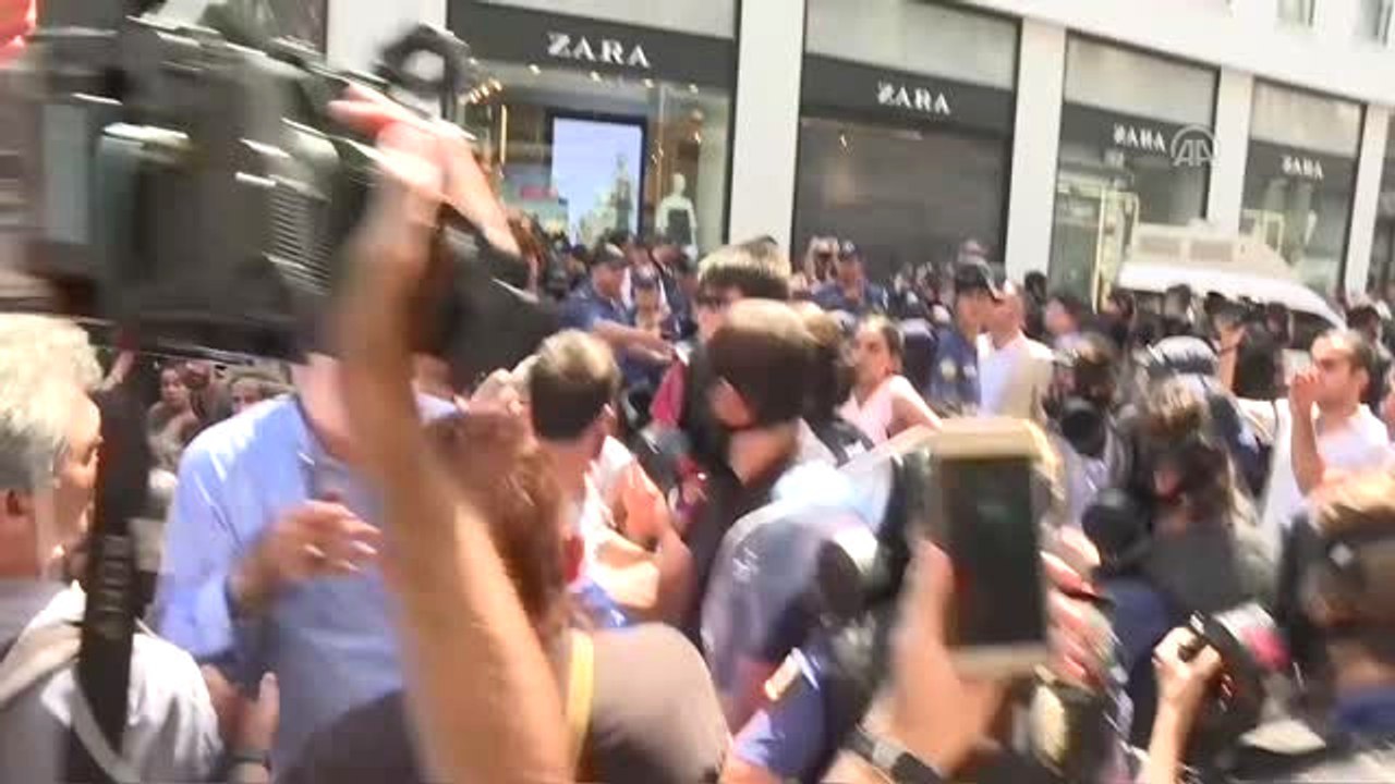Taksim'de İzinsiz Gösteriye Polis Müdahalesi (2)