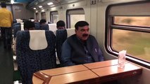 Train main safar par Saad Rafique ka Sheikh Rasheed ke naam pegham