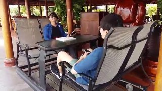 Hai du khách Hàn Quốc thích thú ngồi ghế trượt Việt Nam