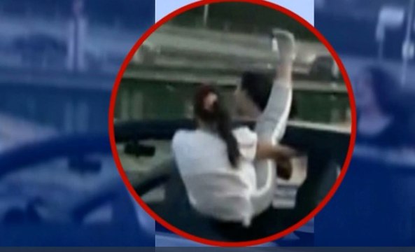 İstanbul'un Göbeğinde Pes Dedirten Görüntü! 3 Genç Kız Seyir Halindeki Aracın Camından Dışarı Çıktı