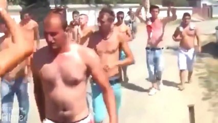 Betrunken Jungen tanzen auf Guantanamera