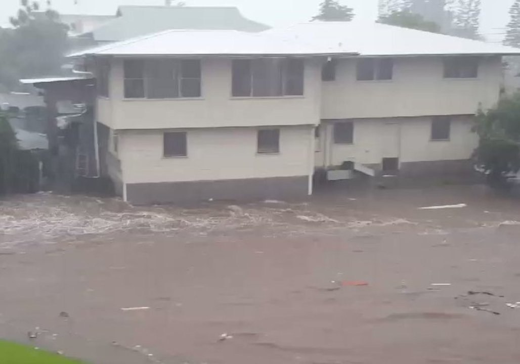Big Island Resident Tracks Growth of Flooding Amid Heavy Rain Brought by Storm Lane