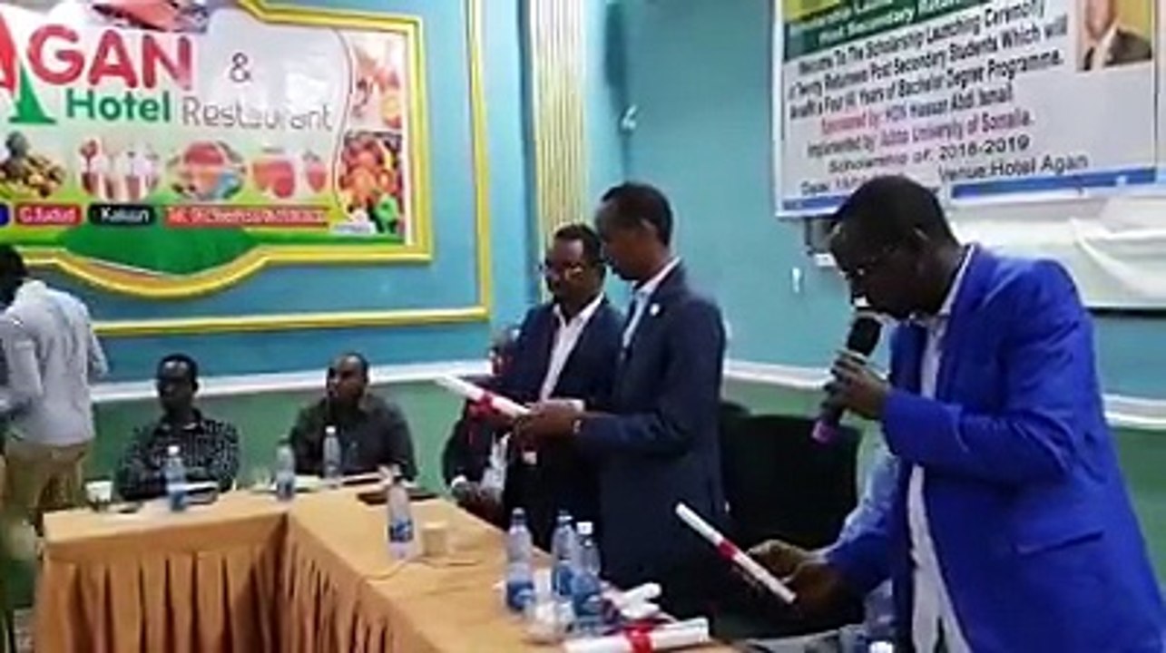 Hambalyo dhalinyarada Jaamacada Jubba oo deeq waxbarasho ka helay Xilibaan Injineetlr Xasan Yare.