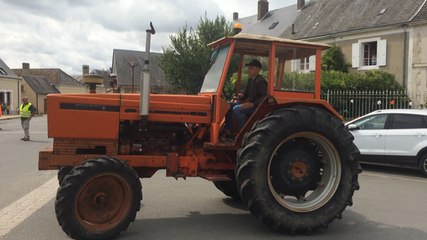 La grande parade du centenaire des tracteurs Renault