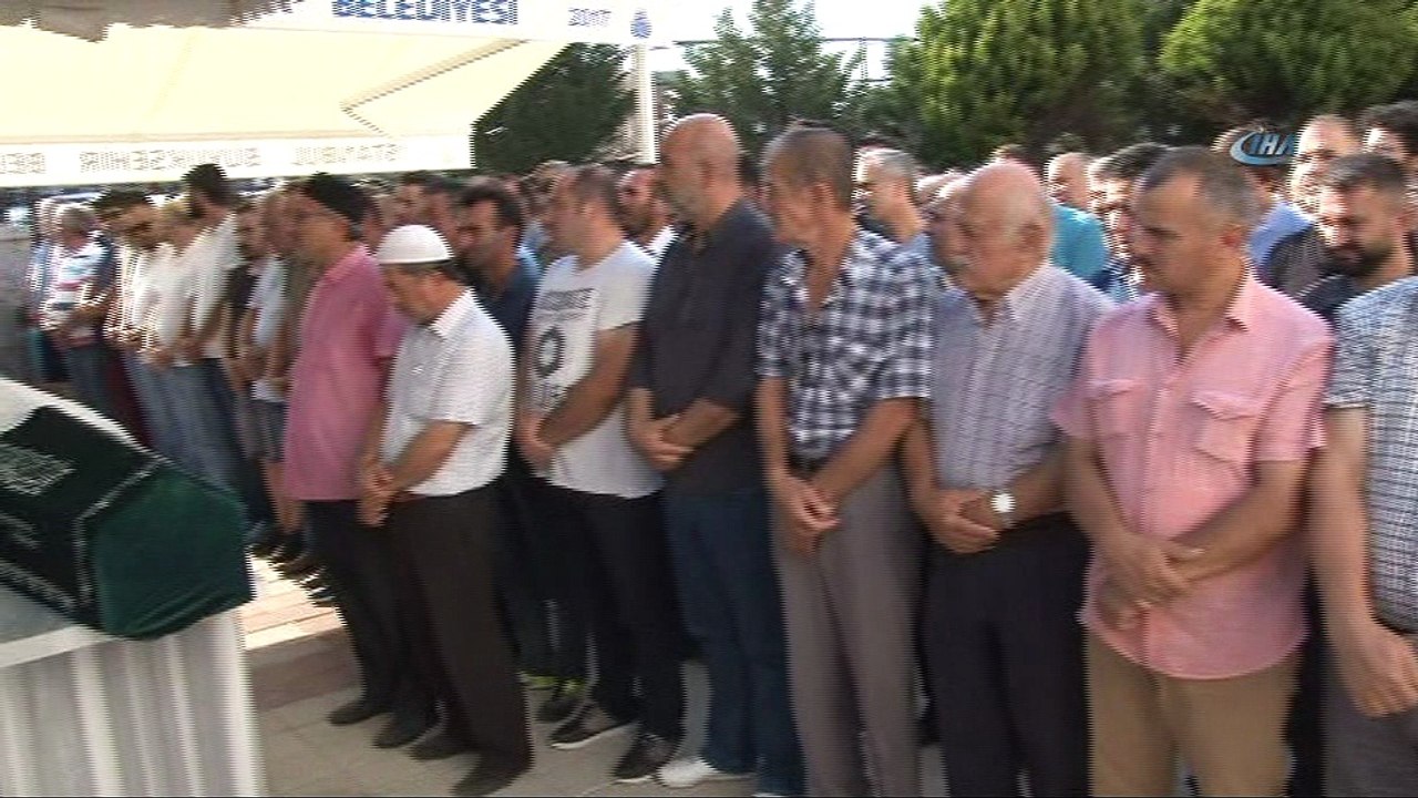 Şile’de ablasını kurtarmak isterken boğulan genç kız, son yolculuğuna beyaz elbisesiyle uğurlandı