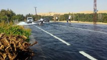 Nusaybin’de içme suyu borusu patladı... Asker yol güvenliğini sağladı