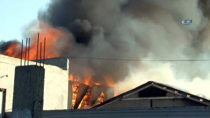 Arnavutköy'de bir fabrikada yangın çıktı. Olay yerine çok sayıda itfaiye ekibi sevk edildi