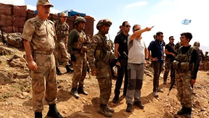 Vali Toprak, üs bölgesindeki askerlerle bayramlaştı