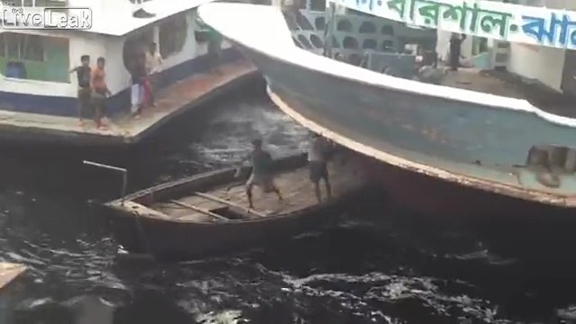 Ces bateaux manquent d'écraser une barque !