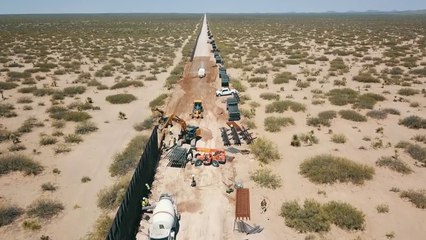 Construction du mur entre les USA et le Mexique en plein désert !