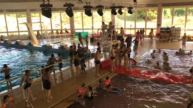 Des bassins roses et bleus pour dire au revoir à la piscine
