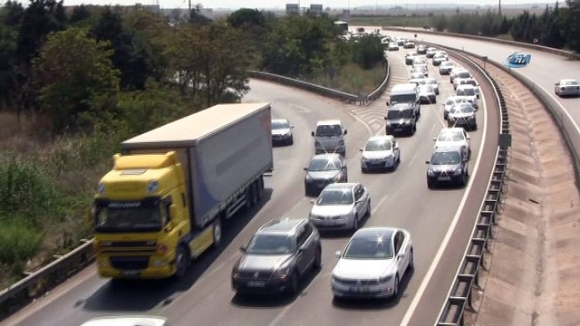 Bayramı şehir dışında geçirenler, dönüş yolunda Bursa-İzmir karayolunda uzun kuyruklar oluşturdu
