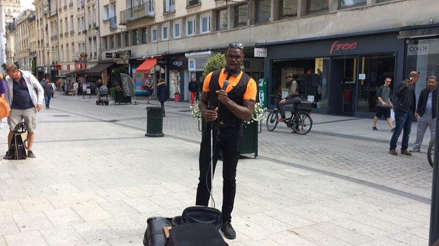 Un talentueux chanteur aveugle interpelle les passants