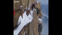 Son job : retirer la neige d'un chemin de montagne à 2500m d'altitude, au bord du vide... Flippant