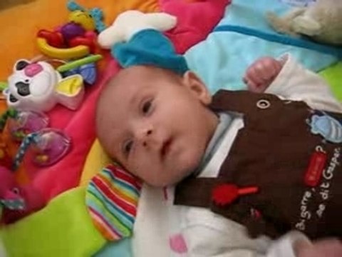 Titou sur son tapis d'éveil