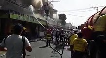 Bomberos trabajan atendiendo un incendio en Centro Comercial El Buen Precio, ubicado entre Calle Rubén Darío y cuarta calle poniente en la novena Avenida Sur, e