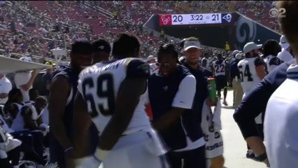 Todd Gurley teaches teammates to floss on the sidelines