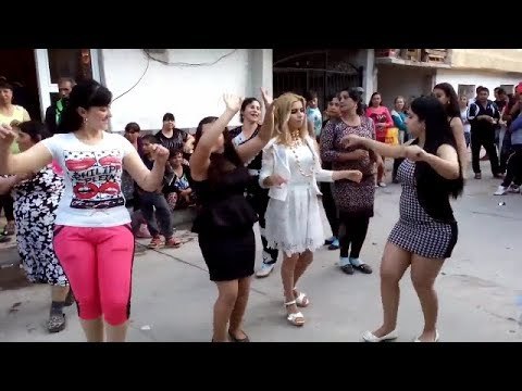 رقص اجمل بنات في الشارع على شيلة خليجية رفرف - video Dailymotion