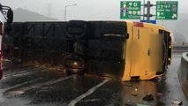 빗길에 관광버스 넘어져 40명 부상 / YTN