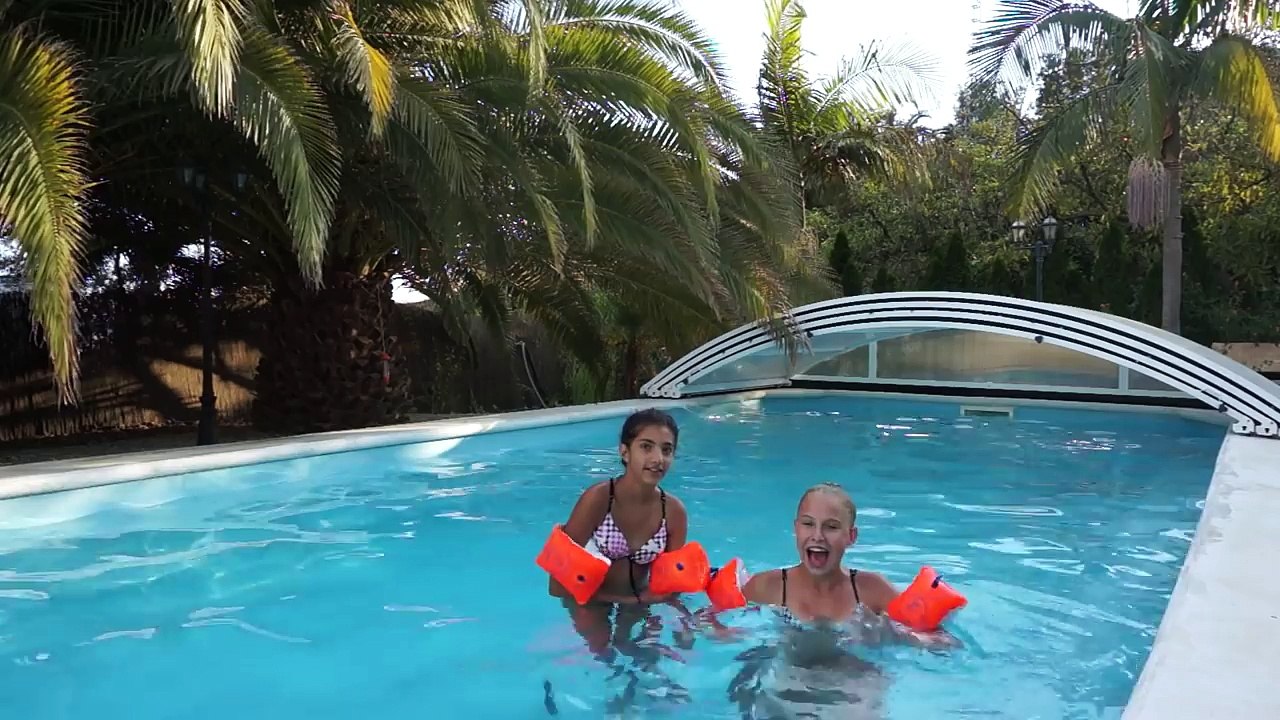 POOL CHALLENGE  ‍♀️mit Schwimmflügeln  Lea VS Claudia   Lea Loves Freaky