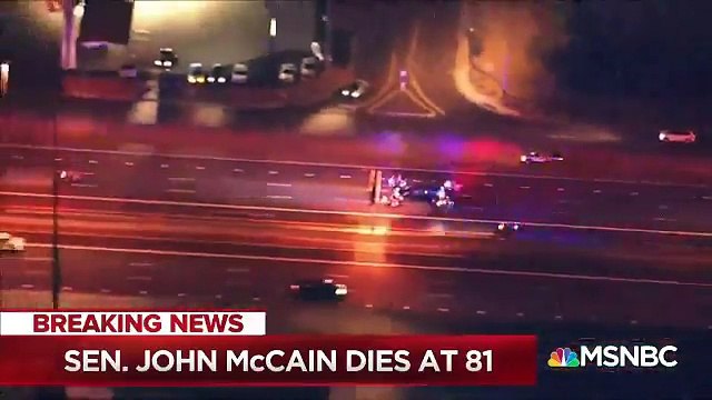 Les chaines de télé américaines diffusent en direct le parcours du convoi qui transporte le corps du sénateur John McCain