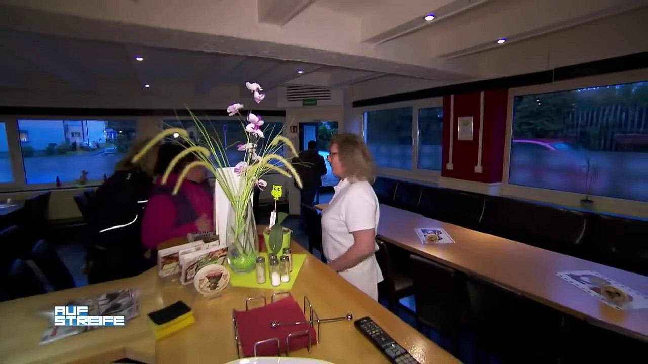Falschgeld in der pizzeria: hartz4-empfängerin rastet aus! | auf streife | sat.1 tv
