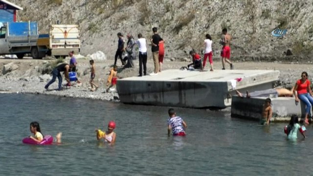 Çıldır Gölü Ege sahillerini aratmıyor...Sıcaktan bunalan vatandaşlar Çıldır Gölü’nde serinliyor