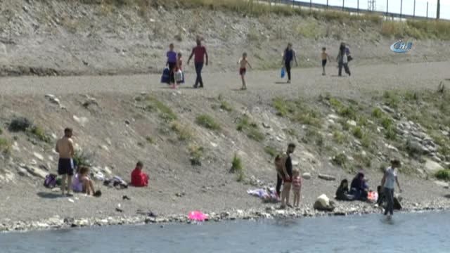 Çıldır Gölü Ege Sahillerini Aratmıyor...sıcaktan Bunalan Vatandaşlar Çıldır Gölü'nde Serinliyor