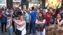 İstiklal Caddesi’nde Kızılderililere yoğun ilgi