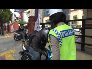 Tertidur di Trotoar, Bapak Ini Kaget Pas Bangun Ada Polwan Cantik - 86