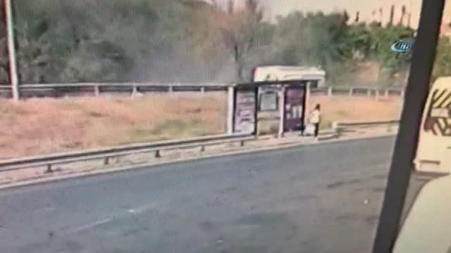 Tem Otoyolu Levent Yol Ayrımında Minibüsün Takla Attığı Kaza Anı Güvenlik Kameralarına Yansıdı