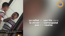 Son reflet dans le miroir anticipe les mouvements d'un garçon
