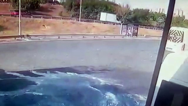 Yolcu minibüsünün takla atma anı güvenlik kamerasına yansıdı - İSTANBUL