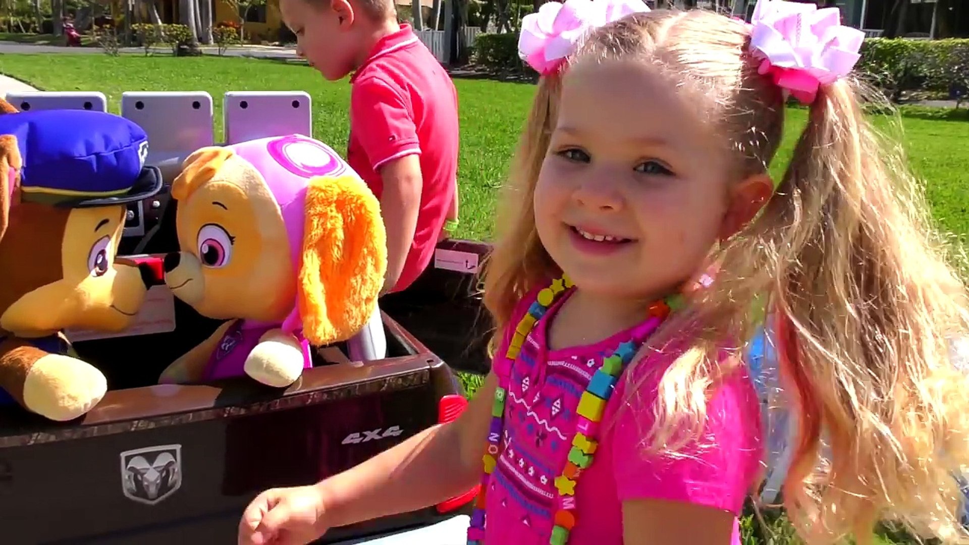 roma and diana pretend play with playhouse