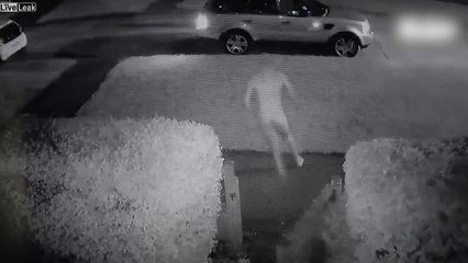 Nu il chasse un voleur de voiture la nuit devant sa maison !