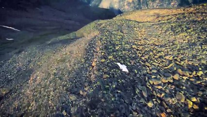Il vole au raz des montagnes en WingSuit !
