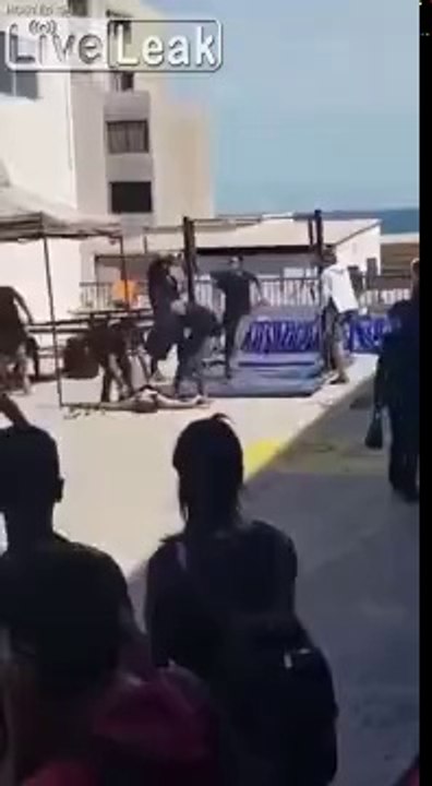 Ce gymnaste atterrit sur la tête après un salto arrière