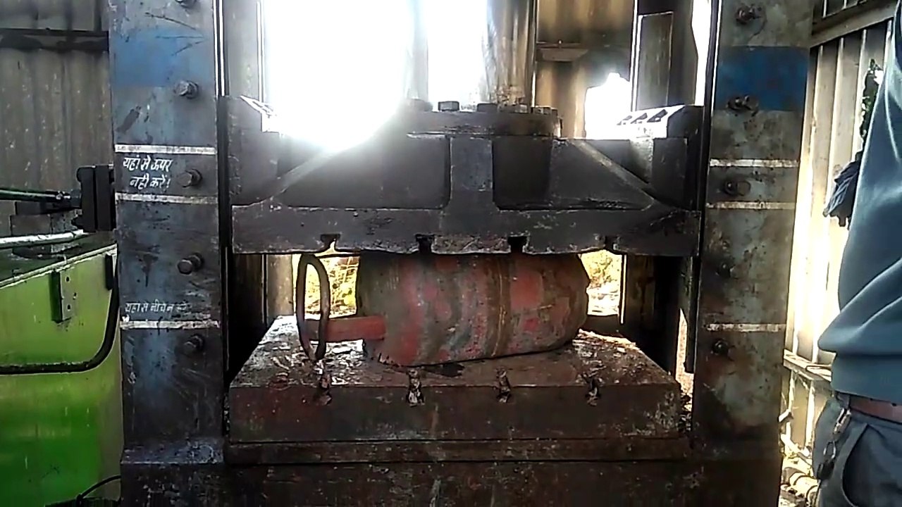 Ils écrasent une bouteille de gaz pour voir si elle explose... ahaha