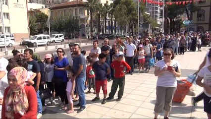 Tải video: Manisa'da Kahramanmaraş Dondurma Festivali'nde Bedava Dondurma Kuyruğu Metrelerce Uzadı