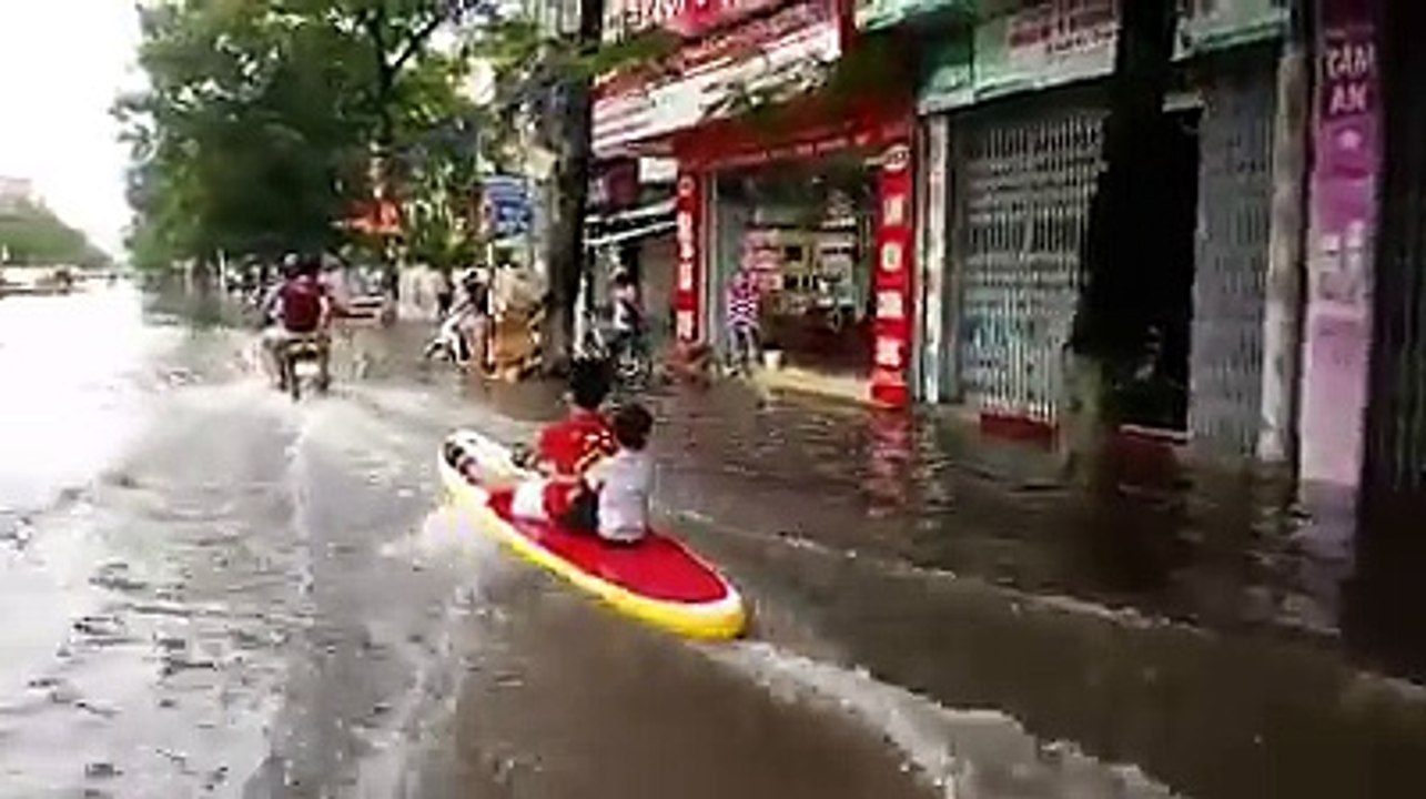 Hải Phòng quê em đang mở giải đua thuyền và lướt sóng trên sông Lạch Tray