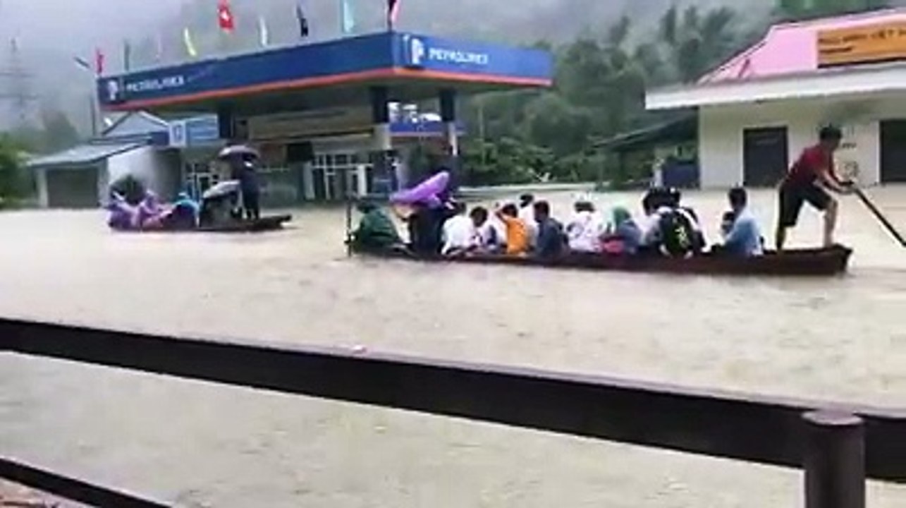 Thuyền bè tấp nập trên Quốc Lộ 6 (Đoạn qua ngã ba Mai Châu, Hòa Bình