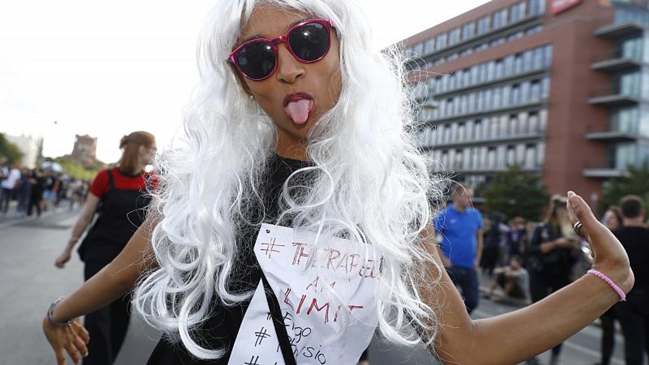 '2.000 Euro aus der Urlaubskasse' - Das Ende vom 'Zug der Liebe' in Berlin