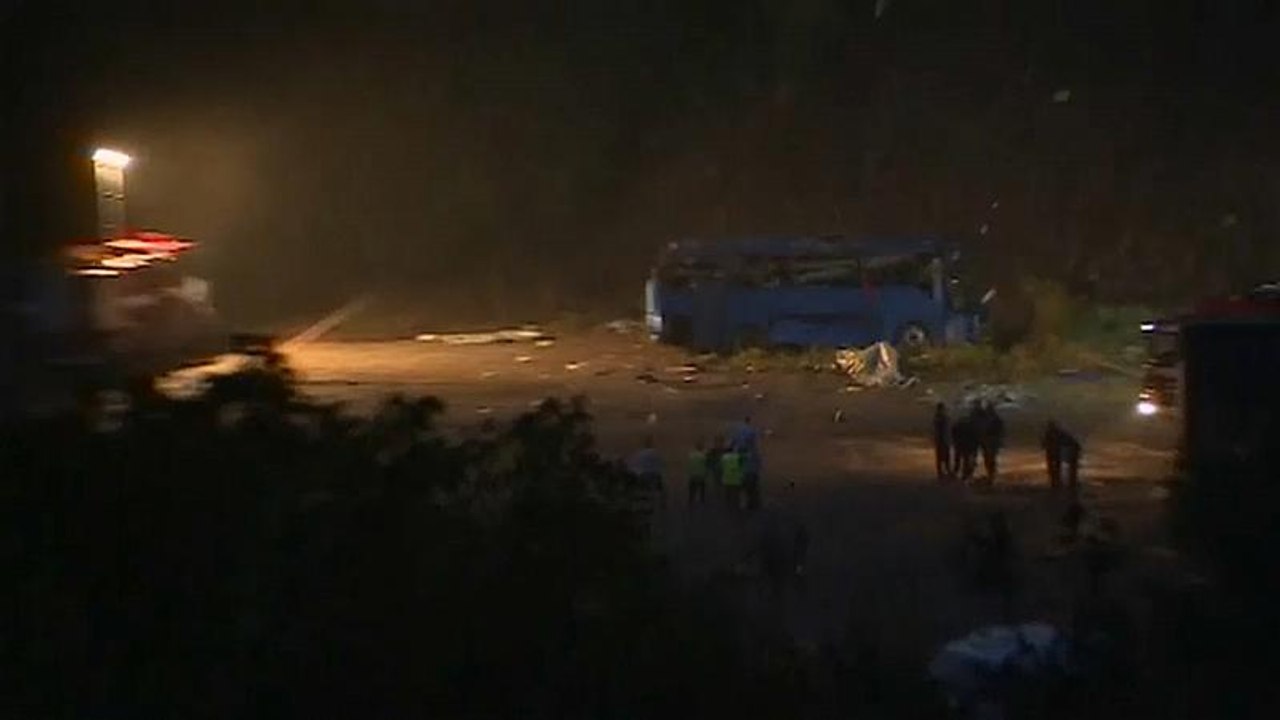 Bus stürzt 20 Meter in Schlucht: 16 Tote