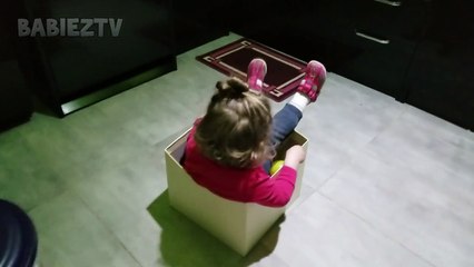 Mignon et drôle bambin est resté coincé dans la boîte de papier - Cute bébé Lile